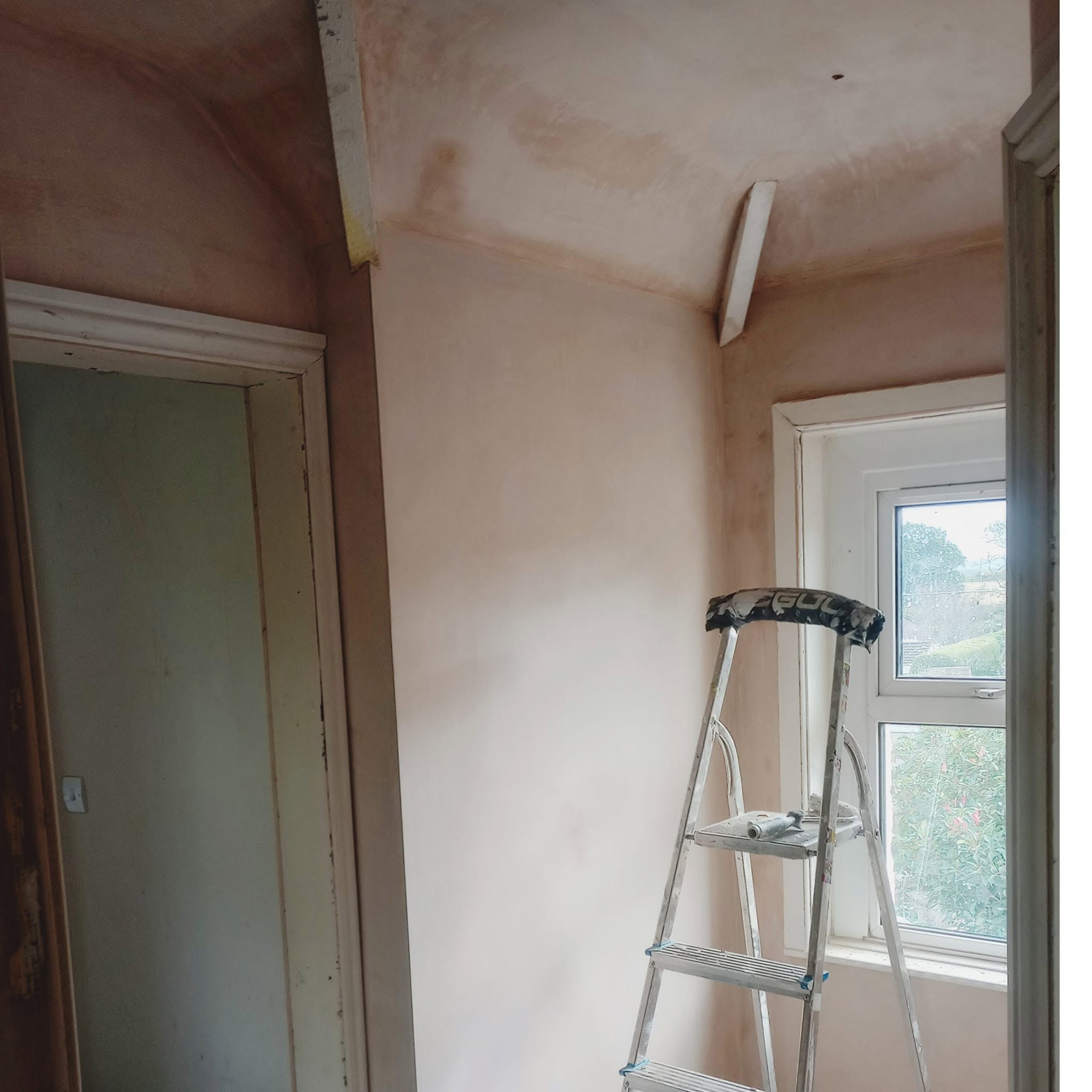 Bedroom with fresh plaster before its first coat