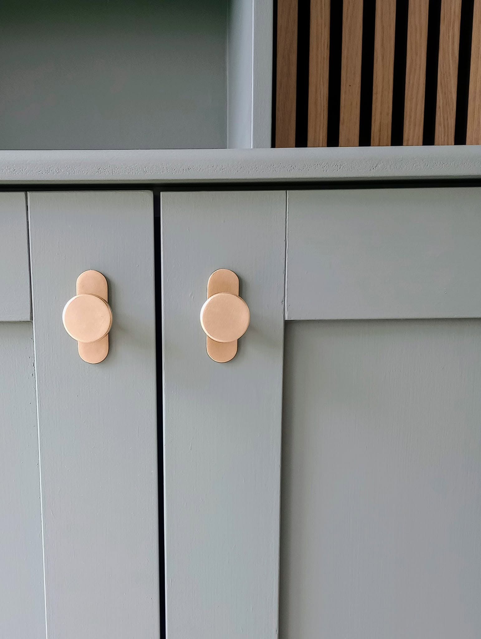Cupboard doors and handles in detail